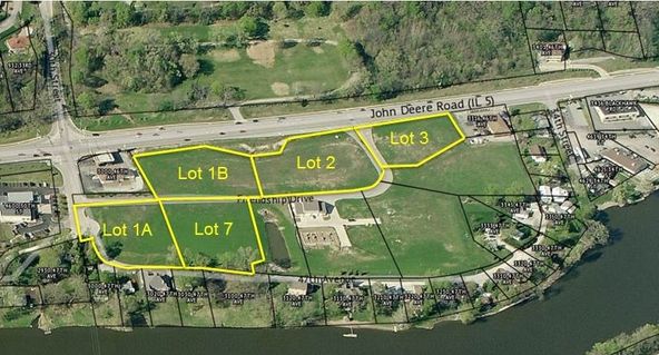 Blackhawk Landing (Lot 1B): 3000-3234 Blackhawk Road Lot 1B, Rock Island, IL 61201